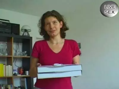 Wenn der Pizzabote kommt - Hausfrau fickt mit Pizzajunge