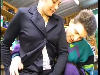 Behaarte Französin pisst durch Ihre Hose und fickt danach mit ihrem Typen