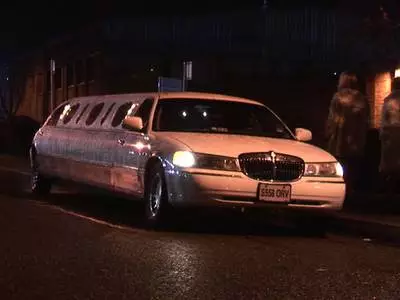 Zwei schwanzgeile Huren mit dicken Brüsten vögeln in einer Limo mit einem dicken Riemen