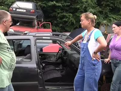 Zwei geile Fickmäuse rammeln mit dem Kunden so richtig heftig und blasen dabei ausgiebig seinen Riemen