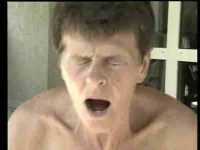 Willige GILF mit haariger Möse halterlosen Strümpfen und knackigen Brüsten vögelt hemmungslos mit jungem Bumser