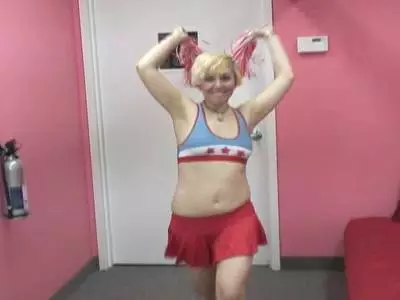 Untervögeltes Girl lässt sich ihre geile Muschi fingern