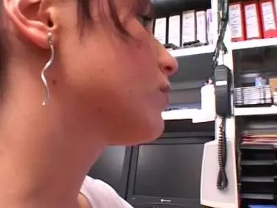 Neue Praktikantin im Büro gefickt