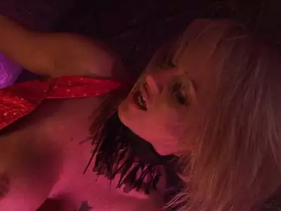 Blonde Domina macht ihren an den Stuhl gebundenen Sub im Dungeon geil und lässt sich danach von ihm durchbumsen.