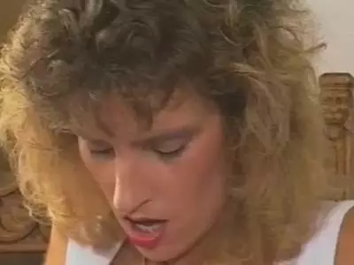 Hellhaarige Frauen reiben sich intensiv