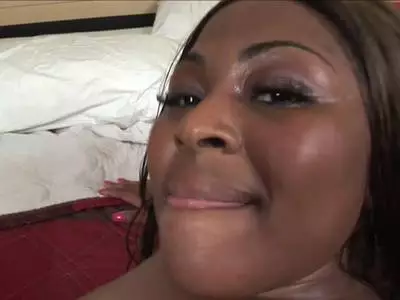 Fette schwarze Frau bekommt einen dicken Schwanz