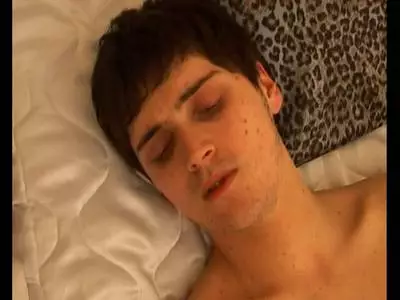 Der Gay Junge hat einen mächtig dicken Schwanz